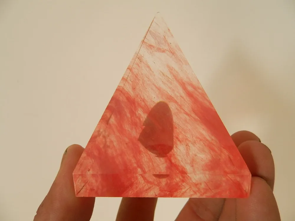 

SMELT RED.Quartz crystal pyramid POINT HEALING