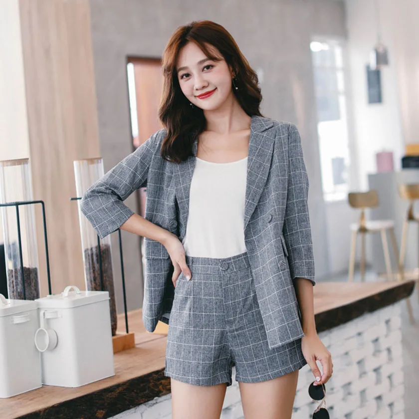 Женский костюм из двух предметов клетчатый двубортный с короткими брюками и