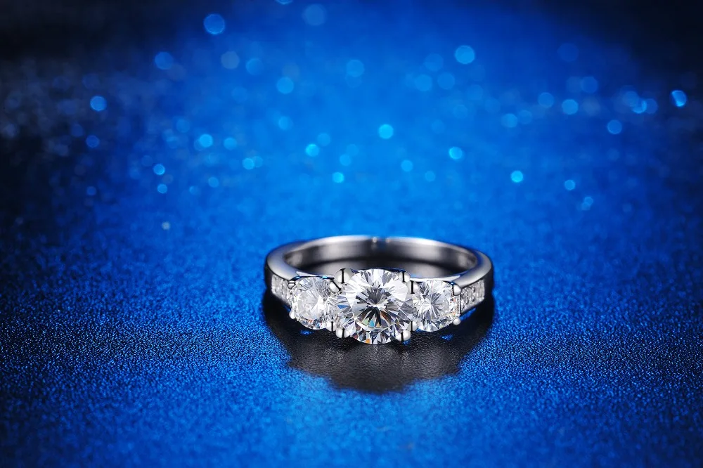Сопровождение 3 камней 1.7CTW Тест Положительный Moissanite АЛМАЗНОЕ КОЛЬЦО тест