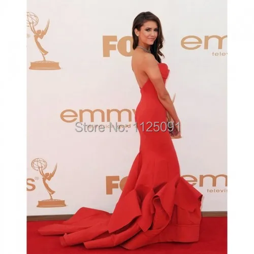 Женское вечернее платье Nina Dobrev красное без бретелек с принтом Emmy Awards