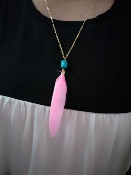 Ожерелье с подвеской в виде перьев и зеленых камней размеры до XL | Украшения