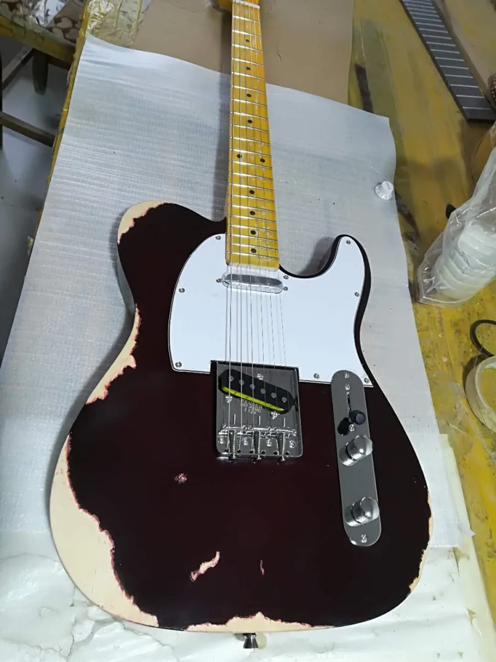 

Customized retro guitar, maple fingerboard, white guard board, can be customized as required,