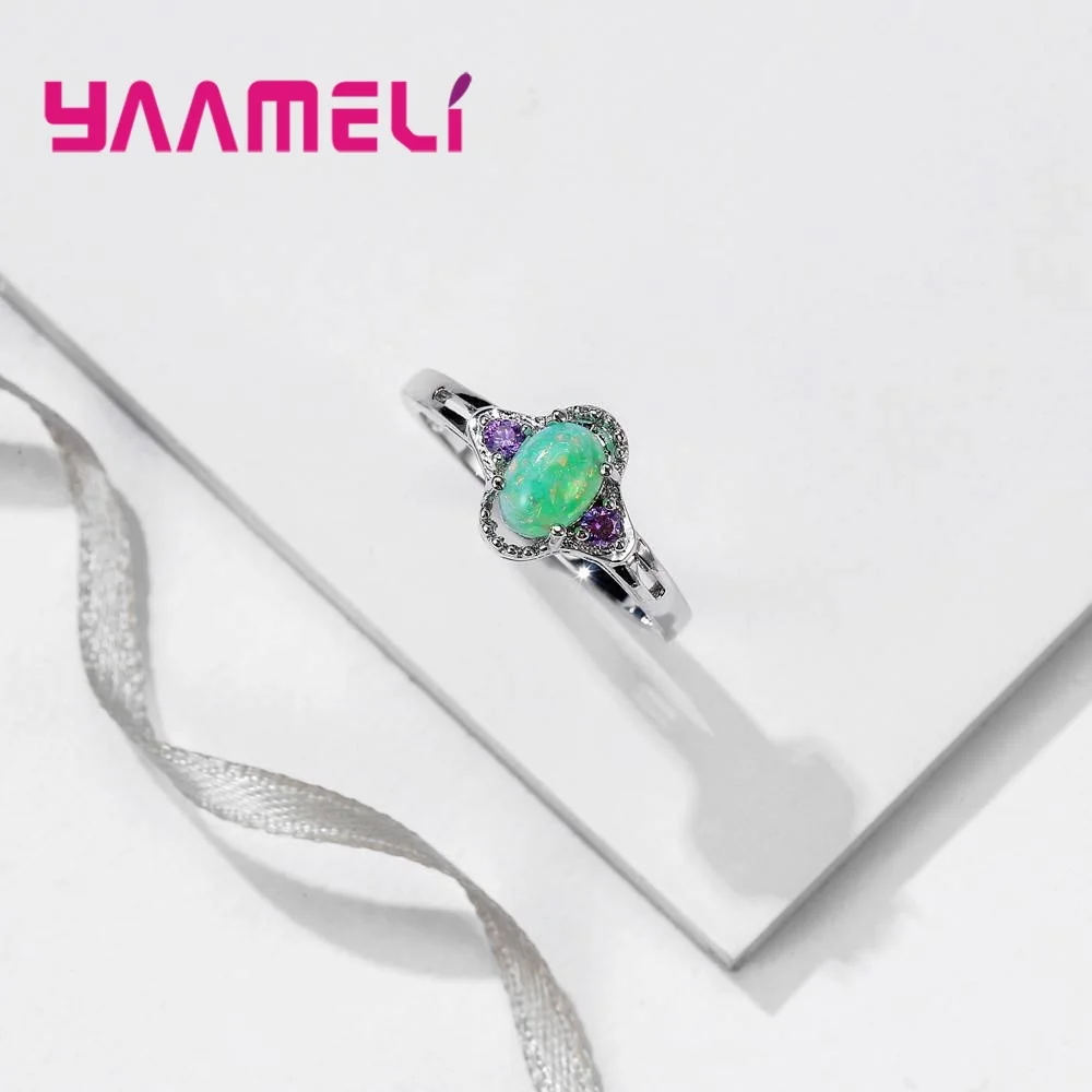 Кольцо из серебра 925 пробы с зеленым опалом и двумя красивыми фиолетовыми