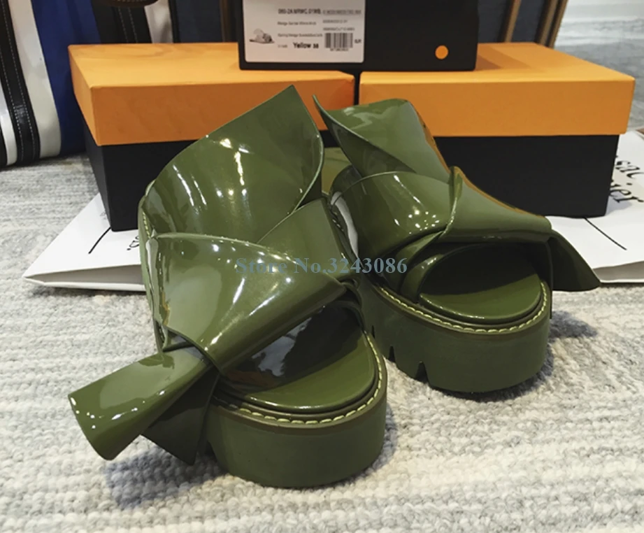 Сандалии женские из лакированной кожи плоская подошва бант однотонные без