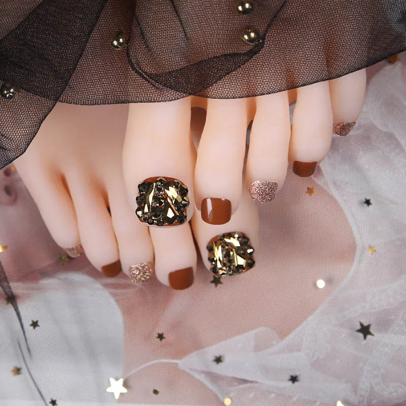 Красные блестящие накладные ногти в стиле ретро со стразами летнее