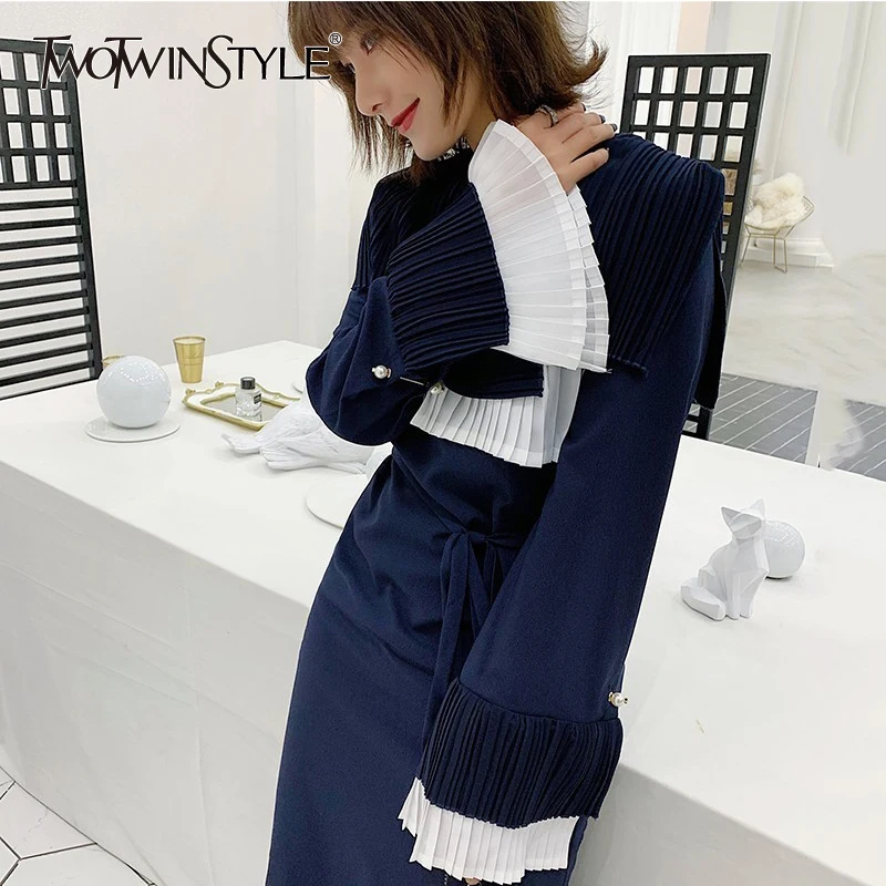 Женское плиссированное платье TWOTWINSTYLE белое с длинным рукавом и разрезом сбоку