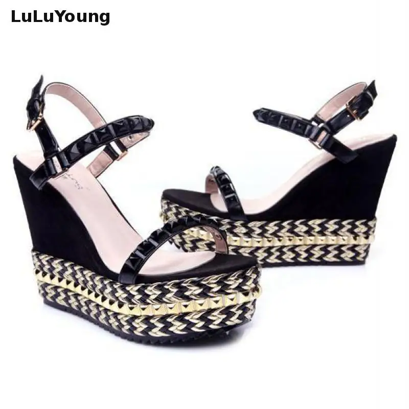 Сандалии женские на платформе босоножки с заклепками высокий каблук танкетка