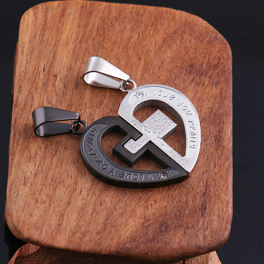 Простое но элегантное ювелирное изделие подвеска в виде половины сердца