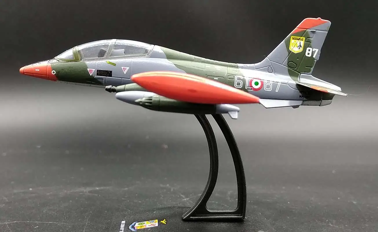 Aermacchi MB 339 тренировочный светильник для штурмовика 1:100 литой под давлением LEO модель самолета