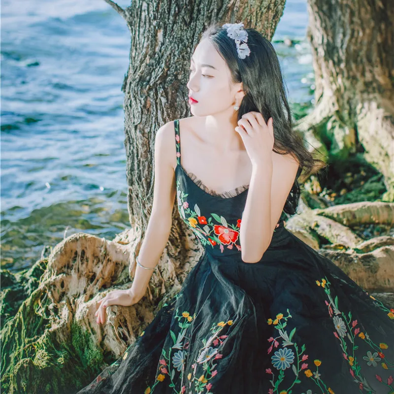 Женское кружевное платье с цветочной вышивкой на тонких бретельках потрясающее