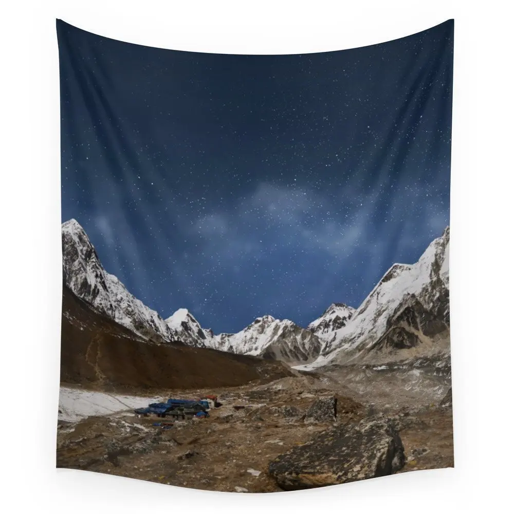 Himalaya горы со звездой в ночное время рядом с Gorak Shep деревенский непальский Himalayas