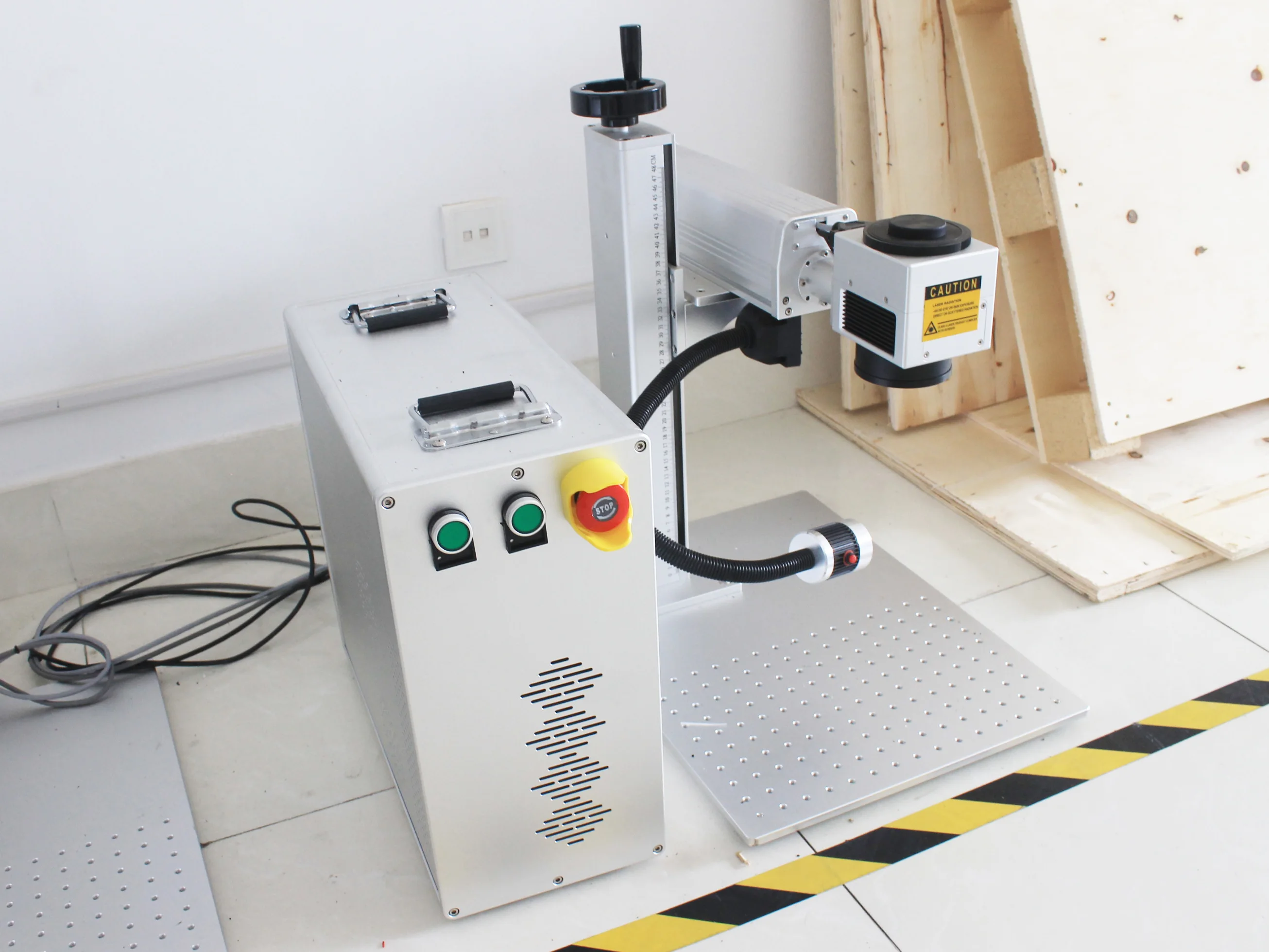 Снижение продажи волоконный лазер 50 Вт закрытый Настольный лазерный