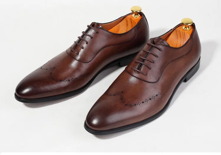 

New leather retro pointed carved Brock business dress shoes Italian handmade old wedding men's shoes Youth Men Youth Brogue Shoe