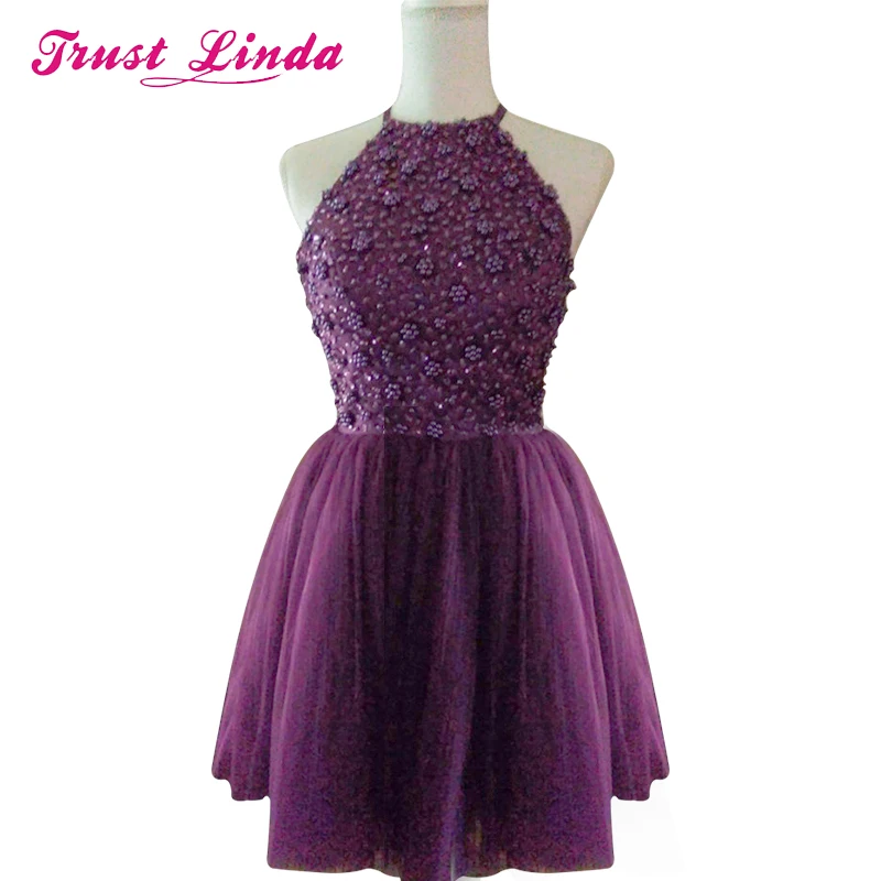 Женское платье с лямкой на шее фиолетовое короткое коктейльное вырезом спине