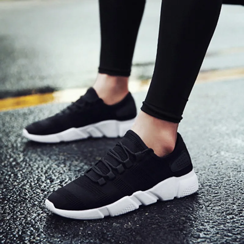 Спортивная обувь для мужчин на шнуровке одноцветные кроссовки стрейчевые