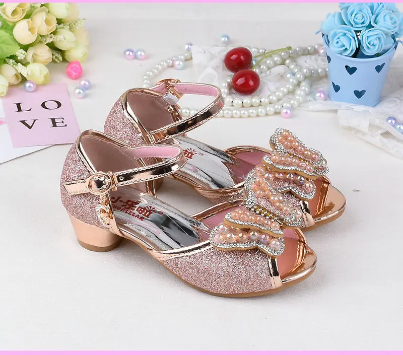 Летние сандалии принцессы с жемчужинами и бабочками для девочек детская обувь