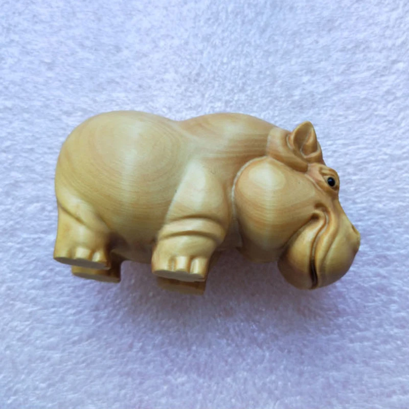 Декоративно-прикладного искусства ручной работы туфли с резным украшением из