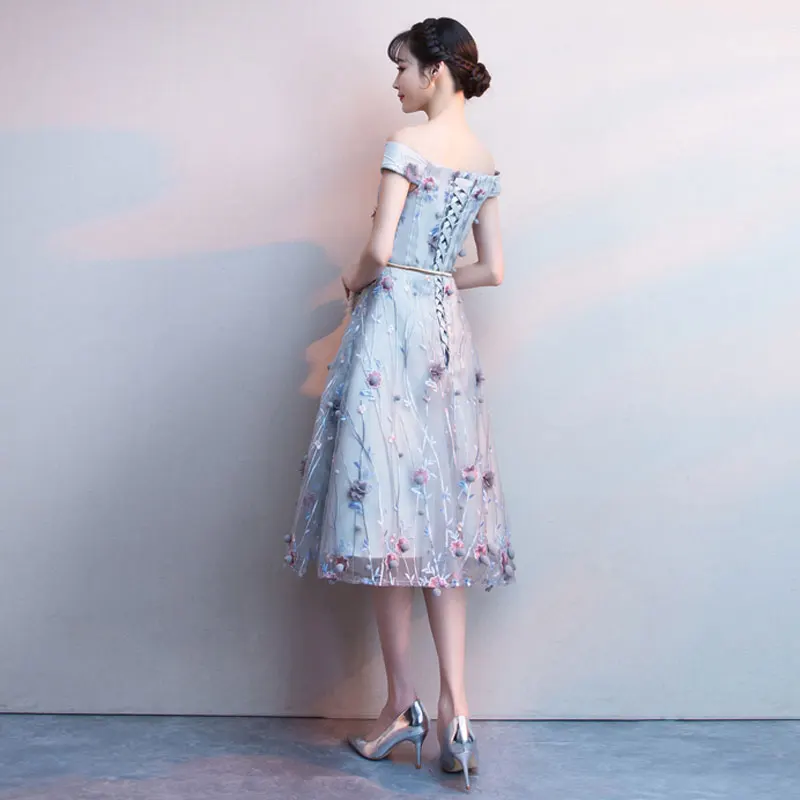 Модное вечернее платье длинное кружевное А силуэта с вырезом лодочкой и