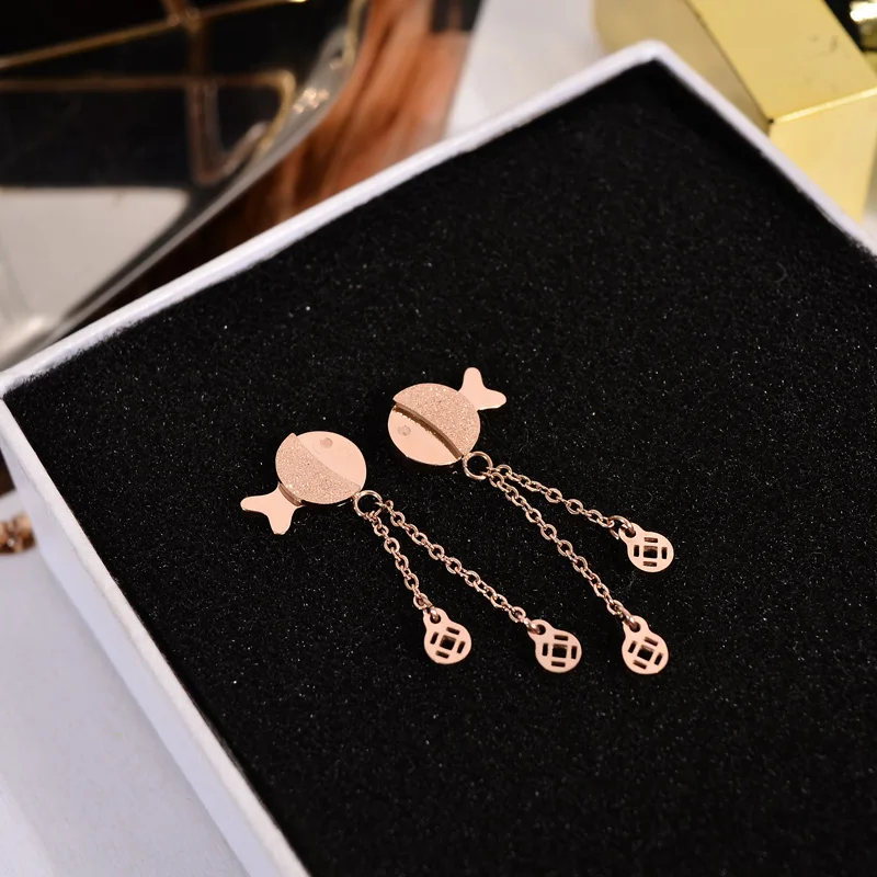 YUN RUO 2018 Новое поступление модные серьги-гвоздики для монет с рыбкой Lucky Fish цвета