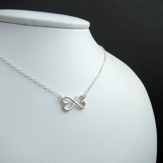 Женский браслет с двумя сердечками открытым геометрическим рисунком | Украшения