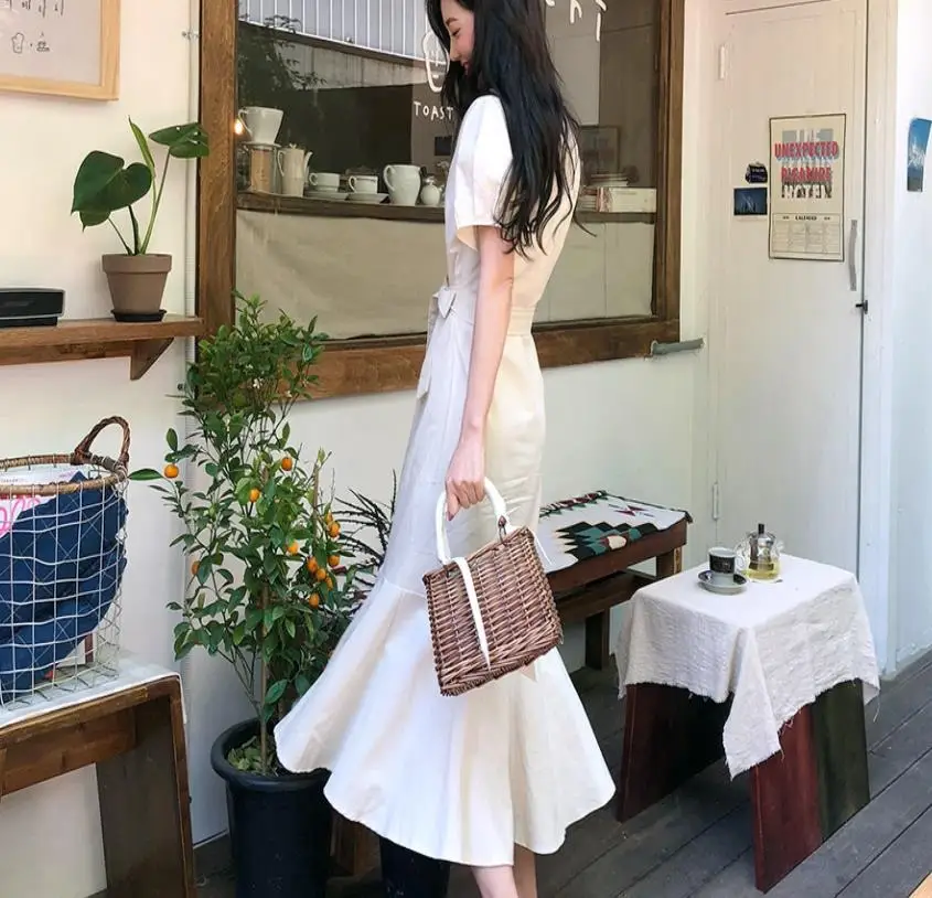 Женское однотонное платье с юбкой годе коротким рукавом и V образным