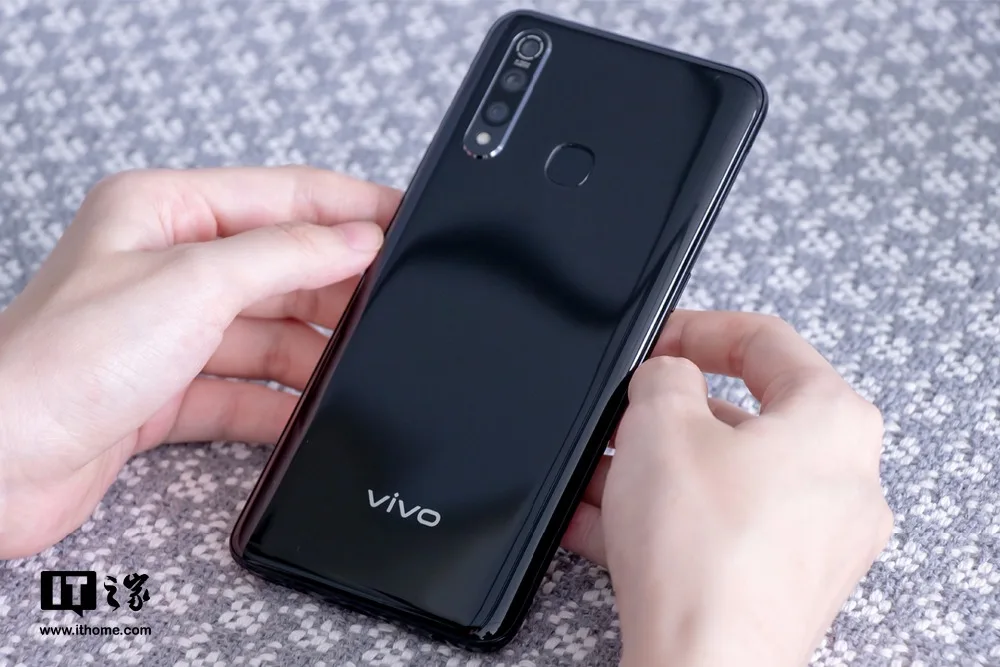 Мобильный телефон Vivo Z5X 4G LTE Snapdragon 710 Android 9,0 6,5" 2340X1080 8 ГБ ОЗУ 128 Гб ПЗУ 16.0MP отпечаток пальца 5000 мАч