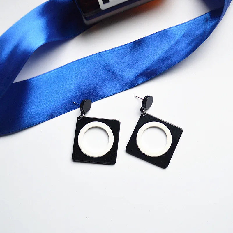 Холодные и преувеличенные серьги ювелирные изделия черно белые темпераментные с