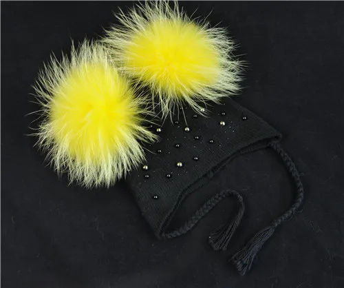 Black yellow fur Детская теплая зимняя шапка с двойным меховым помпоном, вязаная шерстяная шапка для маленьких мальчиков и девочек, Шапка-бини с помпонами из натурального меха енота - Цвет: Black yellow fur