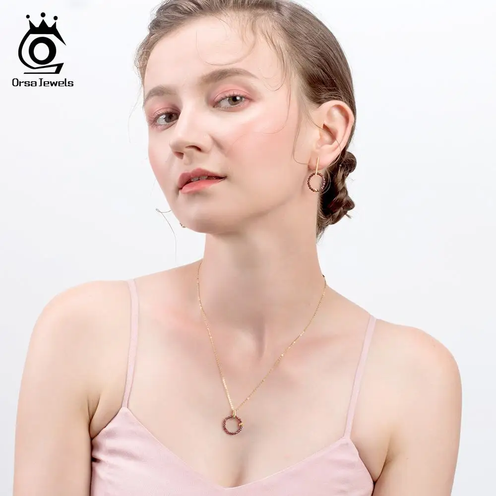 ORSA JEWELS Серебро 925 женское ожерелье круглый кулон красный камень гранат 18 K позолоченная цепочка Ювелирные изделия из стерлингового серебра OSN154