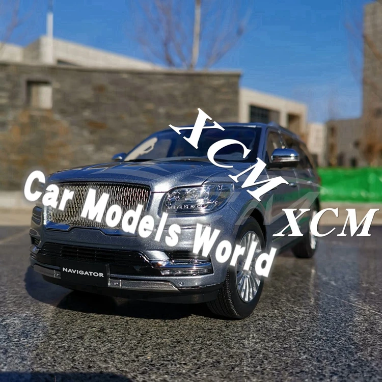 Литая модель автомобиля для навигатора 1:18(серебристый/синий)+ маленький подарок