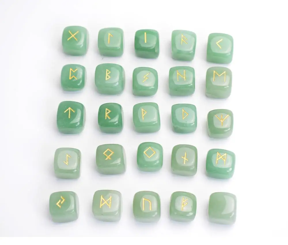 Набор из 25 натуральных зеленых авантюриновых рун с гравировкой языческих букв