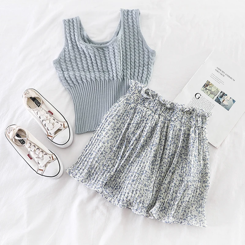 Женский комплект из двух предметов вязаный жилет яркого цвета + юбка с цветочным