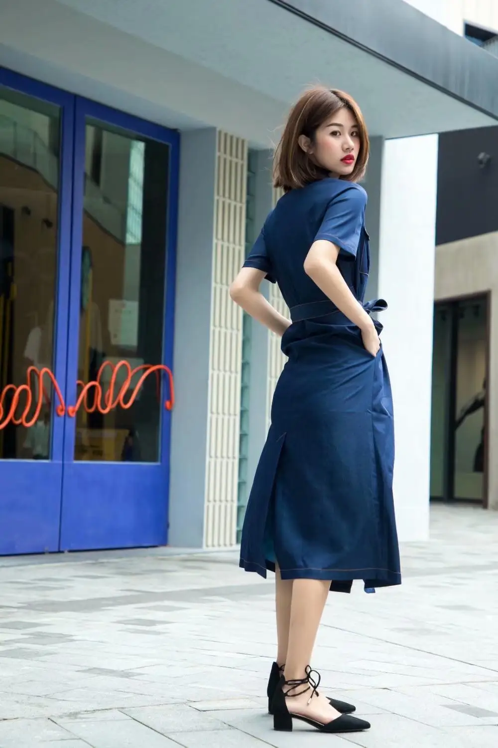 Женское платье из джинсовой ткани облегающее с коротким рукавом в ковбойском и