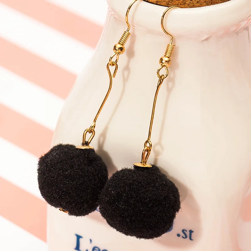 Плюшевые шар свисающие серьги для женщин золотые Цвет с маленькими пушистыми