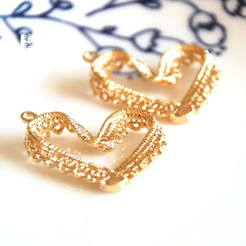 Оптовая продажа 2 шт./лот золотой цвет кружевной узор подвески в форме сердца