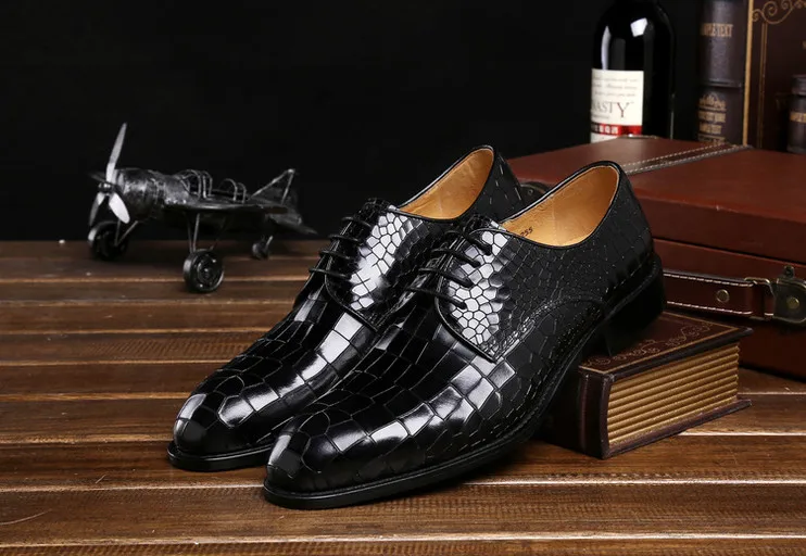 Туфли мужские из натуральной кожи с круглым носком и тиснением под крокодиловую