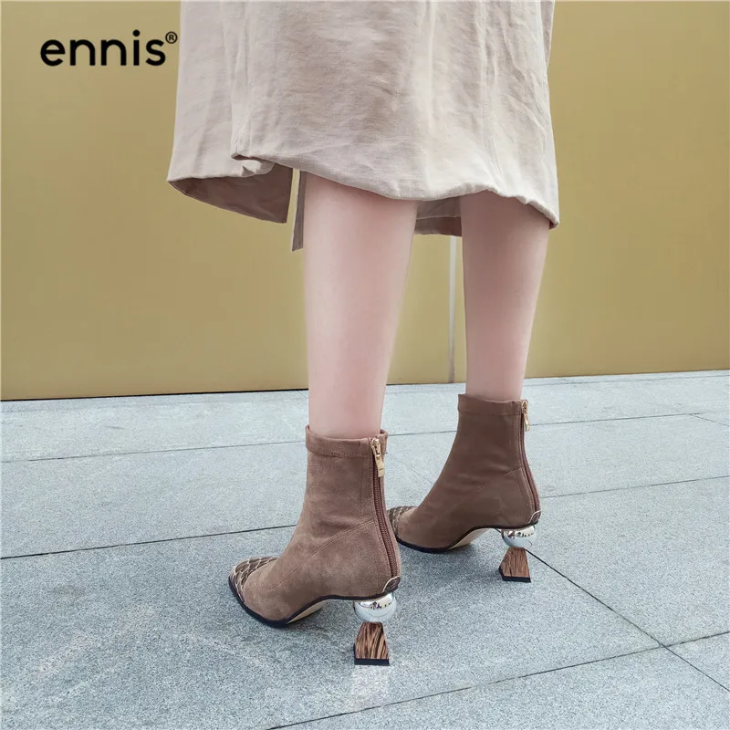 ENNIS/; необычные женские ботинки на высоком каблуке; ботильоны из натуральной кожи; обувь из флока с круглым носком и змеиным узором; модная обувь; ботинки; A9112