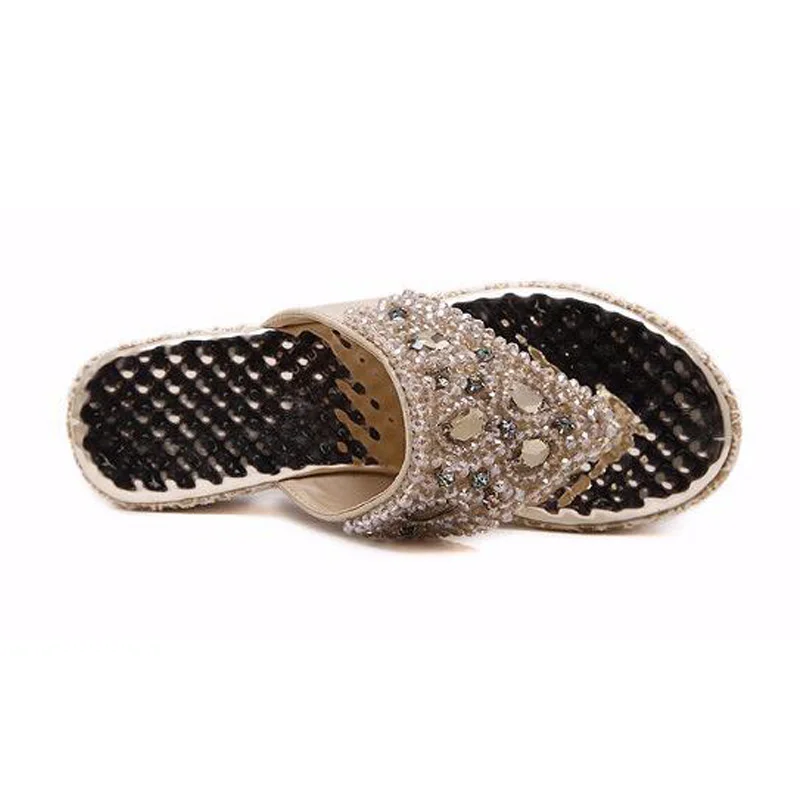 Женские шлепанцы на танкетке модные сандалии золотого цвета со стразами лето