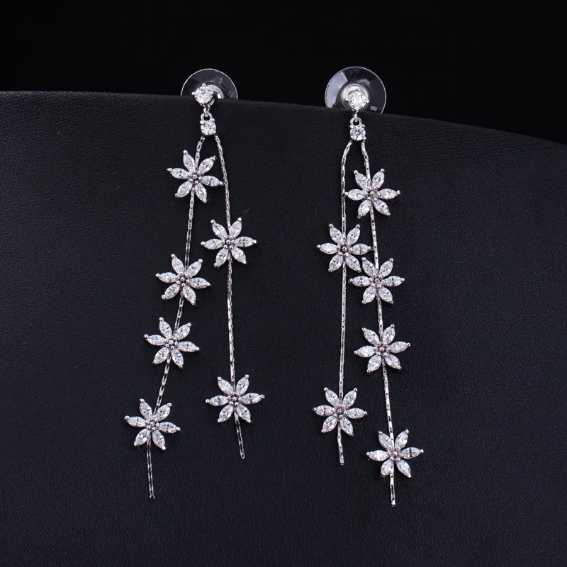 Роскошные великолепные висячие длинные серьги серебристого цвета в форме