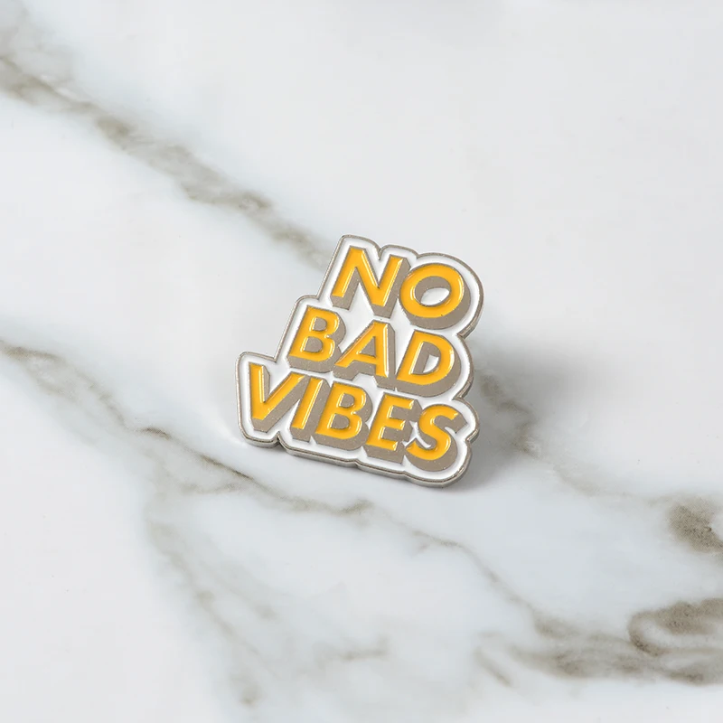Заявленная значковая булавка простое и четкое выражение идей No Bad Vibes
