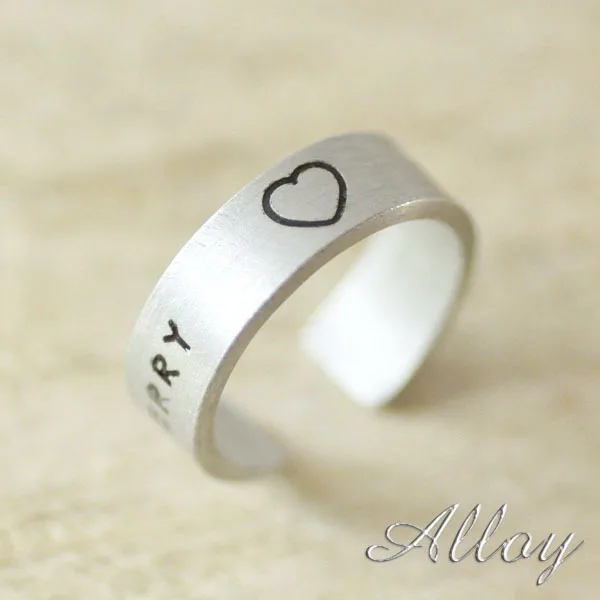 Заказное кольцо с именем из сплава именное сердцем выгравированное штампованное