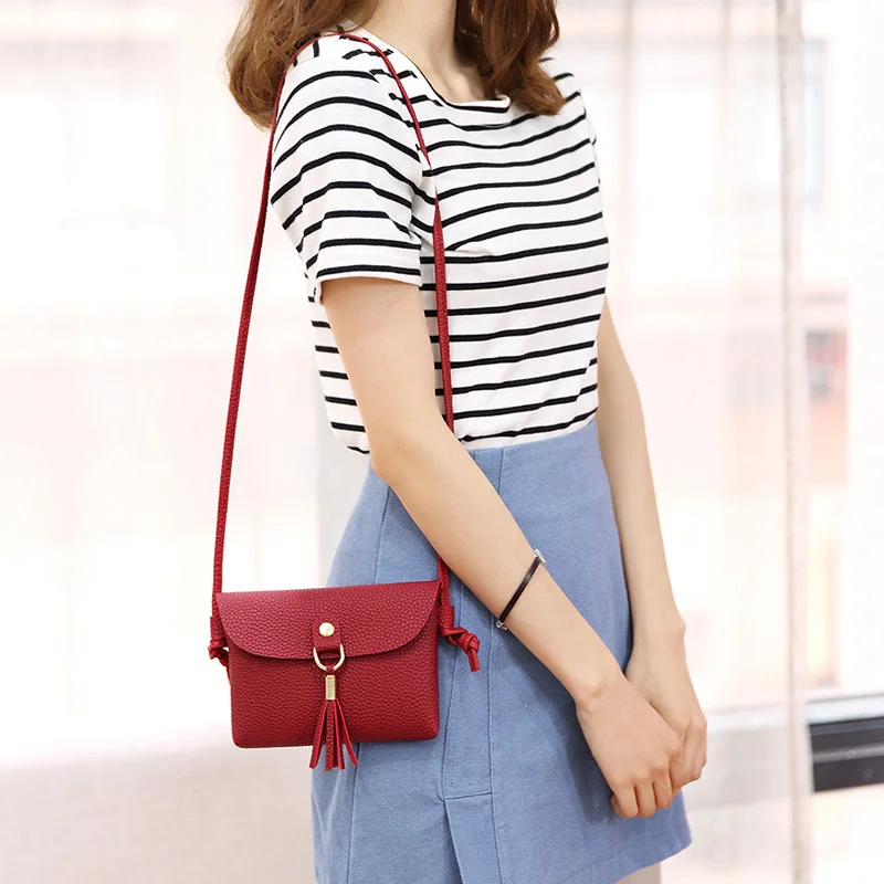 Женская сумка через плечо с небольшой кисточкой для телефона и денег модная