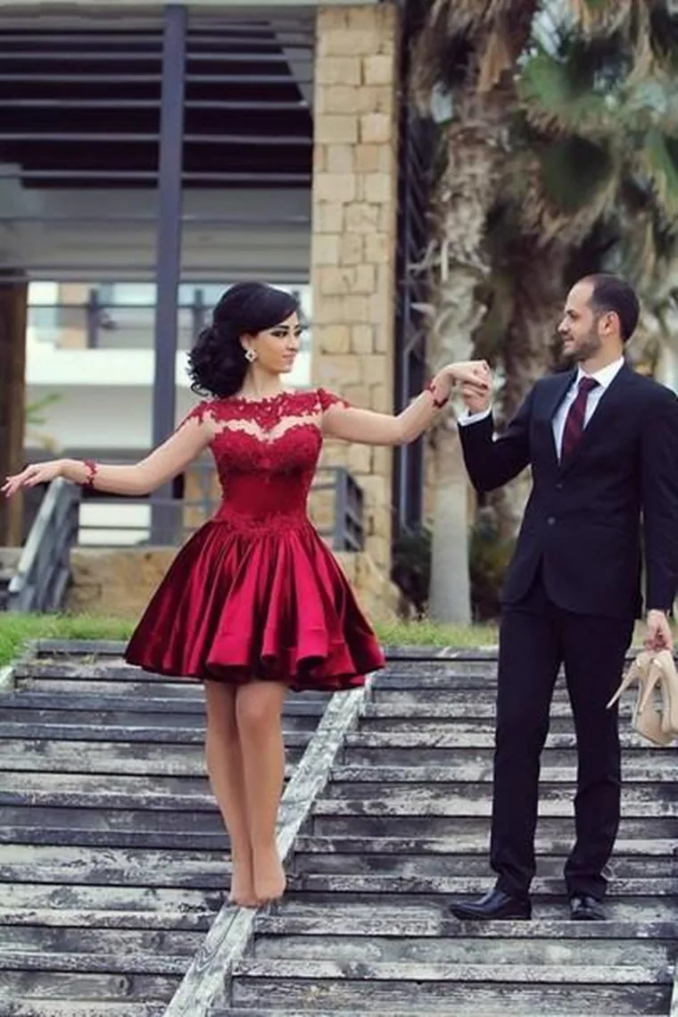 Модное короткое платье для выпускного вечера с прозрачной тюлевой спиной и