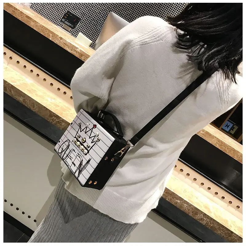 Повседневное женская сумка для вечеринок женские crossbody сумка Новое поступление Мода Письмо Алмазы Жемчуг заклепки коробка формы L25