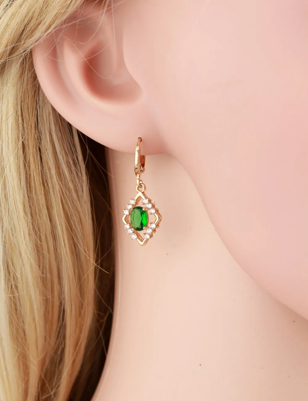 Женский ювелирный комплект с ромбовидным камнем кулон овальным зеленым фианитом