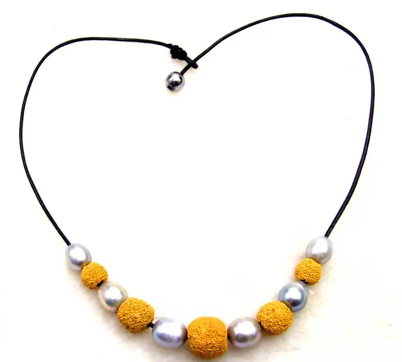 Ожерелье из натуральной кожи с натуральным жемчугом 10-11 мм | Украшения и