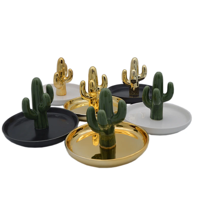 Декоративный поднос для хранения ювелирных украшений с зелеными растениями