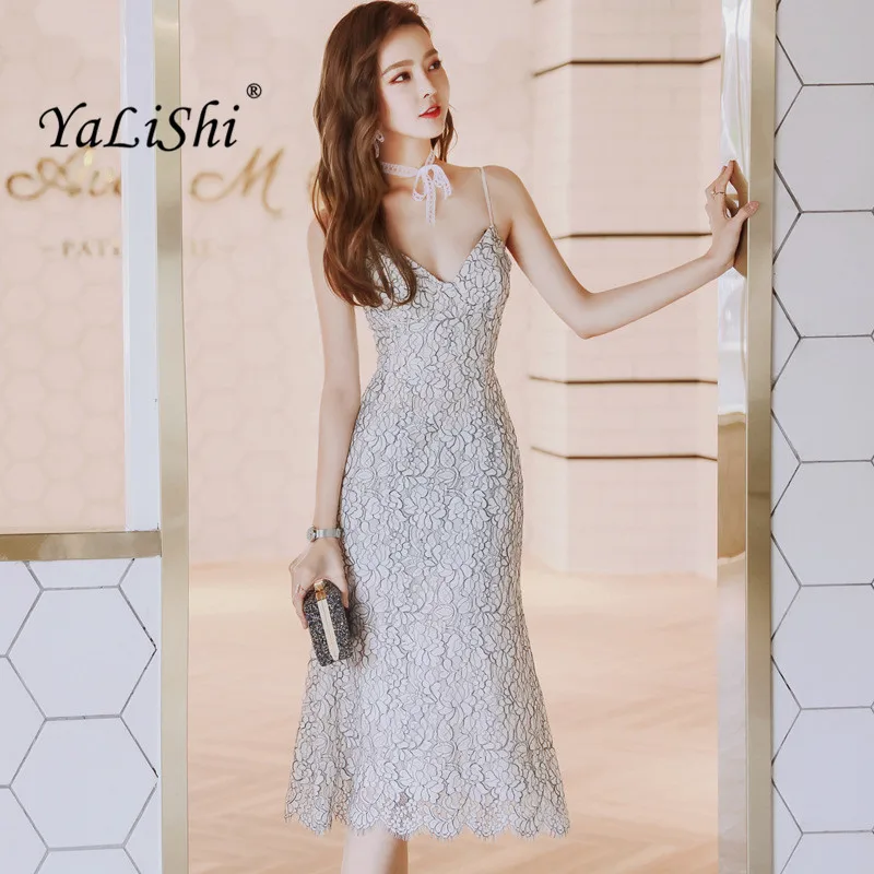 Женское кружевное платье белое с v образным вырезом и тонкими бретельками