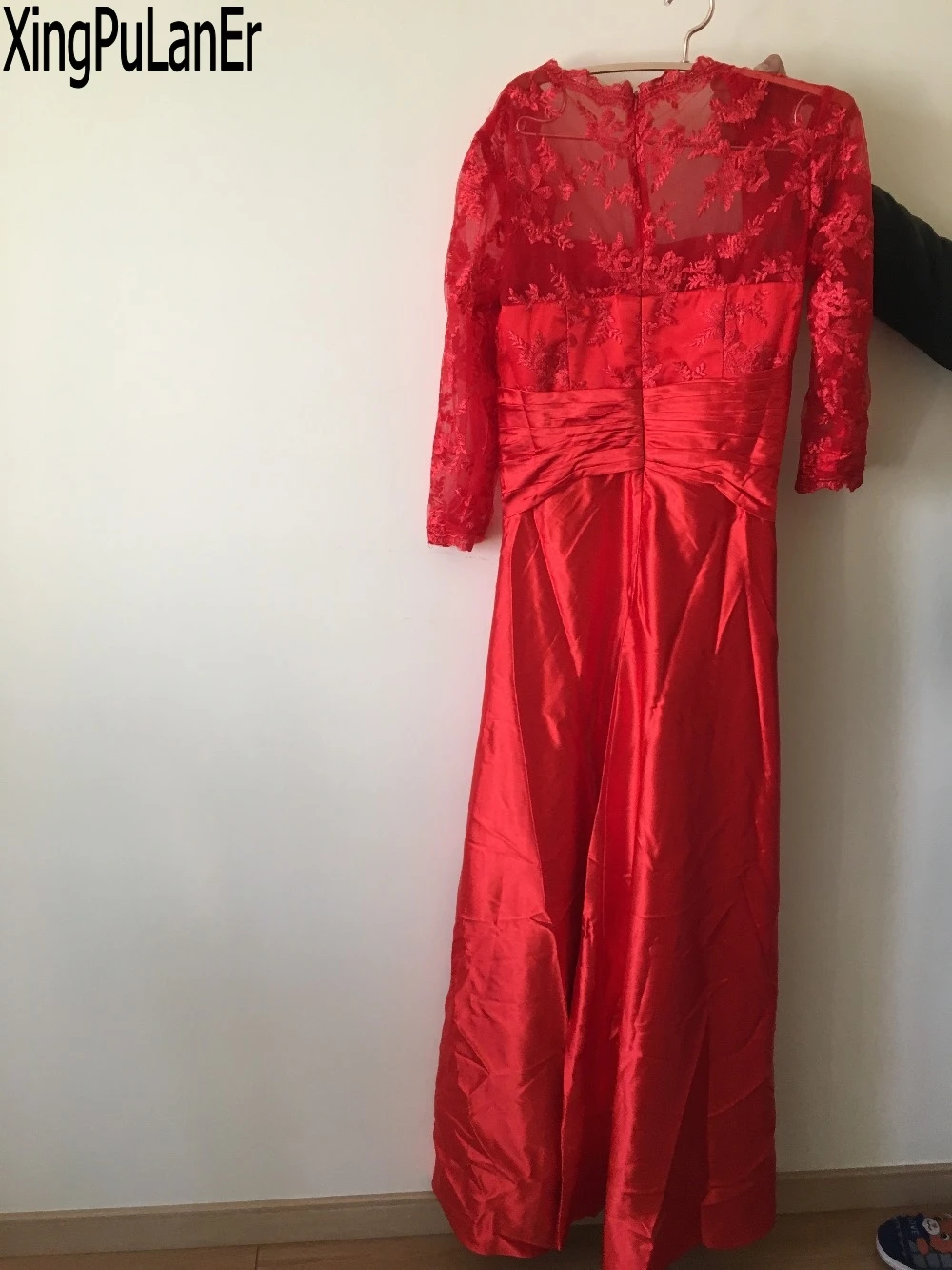 Женское вечернее платье с длинными рукавами и кружевной аппликацией красное для