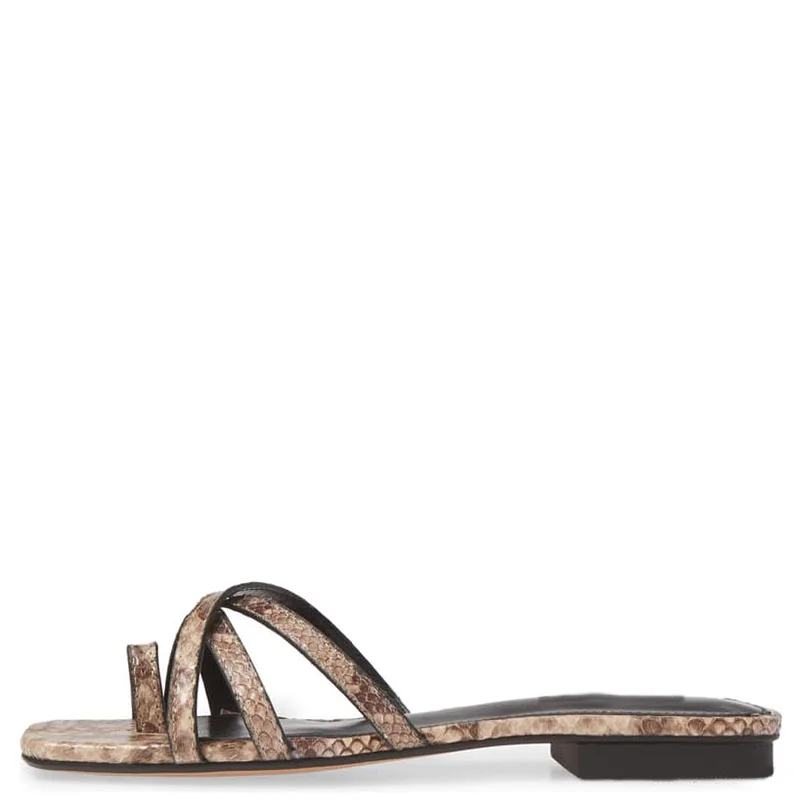 Белые женские шлепанцы на плоской подошве с принтом змеиной кожи узким ремешком и открытым низким носком